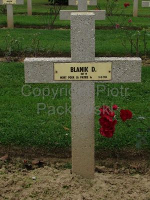 BLANIK Dominik
- 43 ans -
Né 18.12.1900 Glozyny Rybnik (PL)
Décès 14.08.1944 Saint-Aignan-de-Cramesnil (14)
Matricule  6592
Régiment 1ère Division Blindée Polonaise - Tirailleur - Sergent
Tombe 7 - Carré II - Rang D
copyright photo Piotr Packowski
copyright Frania
