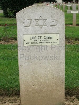 LOSIZE Chaim
- 31 ans -
Né 12.07.1912 Lasice Siedlce
Décès 09.08.1944 Saint-Sylvain (14)
Matricule 26809
1ère Division Blindée Polonaise - Tirailleur - Sergent
Carré II - Rang E - Tombe 2
copyright photo Piotr Packowski
copyright Frania
