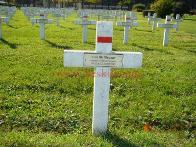 SIBILSKI Stefan
37 ans
Né 09.06.1902 Warszawa Mazowieckie (PL)
Fils de Stanislaw & Jozefa 
Décès 20.02.1940 Lyon 3ème (69)
(Hôpital Edouard Herriot) 
(Accident de la circulation cours des Chartreux à Lyon)
Evacué par la Roumanie pour rejoindre la France
Aviation Polonaise
Chef-Mécanicien - Adjudant Pilote
Ecole de pilotage Bron
Estampille 586/3
Provenance Lyon-Guillotière K.3-2P-3-18
Inhumation 21.09.1957 - PV 2017
Carré D - Rang 4 - Tombe 5
Copyright Frania
