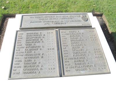 13 - Hommage aux 32 soldats Polonais
Ces 32 militaires reposent dans cette nécropole sous la mention SOLDAT INCONNU -  NIEZNANI ZOLNIERZE
copyright photo Piotr Packowski
copyright Frania
