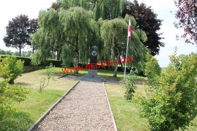 2 - Stèle & drapeau polonais
