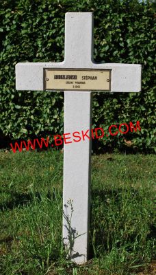 ANDRZEJEWSKI Stephan
Décès 15.08.1941 Saint-Julien-lès-Metz (Plantières) (57)
Inhumation 12.06.1964 - Tombe 113
Armée Polonaise
copyright Frania 
