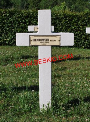 BIENKOWSKI Joseph
Décès 15.05.1946 Epinal (88)
Inhumation 24.07.1964 - Tombe 57
Armée Polonaise
copyright Frania 
