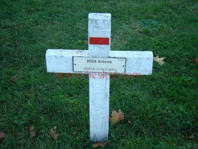 BODA Antoine
39 ans - célibataire
Né 15.02.1903 Sukowicze Podlaskie (PL)
Fils Antoine & Marie
Décès 28.01.1943 La Tronche (38)
(Hôpital militaire)
1ère Division d’infanterie polonaise
Soldat 2ème classe
Cultivateur à Domène (38)
Provenance La Tronche (Sablon) (38)
Inhumation 15.07.1958 - PV 2588
Carré D - Rang 4 - Tombe 50
Copyright Frania
