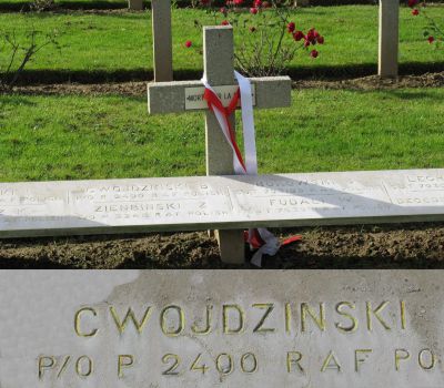 CWOJDZEWSKI Boleslaw Michal
- 22 ans -
Né 03.10.1921 Rajcza Zywiec
Décès 01.07.1944 Beauvilliers (28)
Matricule P2400
Polish Air Force 
300ème Escadron Mazowieckie
Lieutenant navigant
Lancaster ED814 avec le code sans fil BH-N a été abattu par un chasseur de nuit pendant le bombardement d'une gare à Vierzon (03)
Inscrit sur monument Polonais Northolt (GB)
Tombe 3/5 - Rang AA - Carré II
copyright photo Piotr Packowski
copyright Frania
