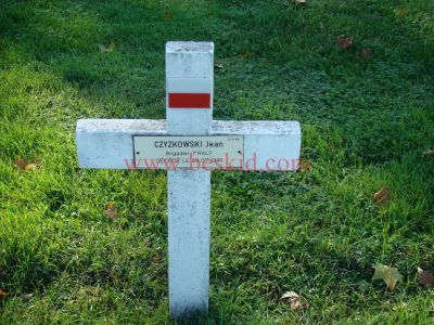 CZYZKOWSKI Jan
44 ans - épouse Czeslawa Cryskodoska
Né 14.10.1896 Wola Sufczynska Mazowieckie (PL)
Fils Joseph & Maria Roslanicz de Czestochowa 
Décès 24.07.1941 Bourg-en-Bresse (01)
1er Régiment Artillerie Lourde Polonaise (R.A.L.P.)
Brigadier-Chef - Matricule 4293
Rapatrié d’Allemagne Stalag 5 B
Provenance Bourg-en-Bresse (01)
Inhumation 05.06.1958 - PV 2518
Carré D - Rang 4 - Tombe 44
MORT POUR LA FRANCE
Copyright Frania
