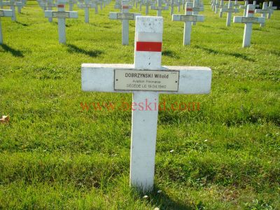 DOBRZYNSKI Wiltold
26 ans - célibataire
Né 24.09.1913 Varsovie Mazowieckie (PL)
Fils Wincenty & Szule Leskadja
Décès 19.04.1940 Bron (69)
145ème Bataillon Aviation Polonaise
Sous-Lieutenant Pilote
Estampille D/237
Domicile Varsovie Smali Kowskiego 9
Provenance Lyon-Guillotière K.3-2P-4-17
Inhumation 30.09.1957 - PV 2027
Carré D - Rang 4 - Tombe 8
Copyright Frania
