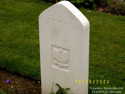 DOMINIAK Slawomir
Cimetière Bazenville (14)
- 19 ans -
Né 29.5.8.1925 Czekno Luck
Décès 08.07.1944
Polish Navy 
O.R.P. DRAGON
Matricule 3343
Marin
Carré III - Rang E - Tombe 9
copyright Frania
