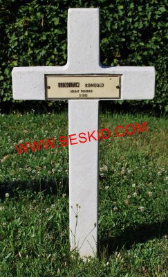DROZDOWICZ Romuald
- 33 ans - Marié
Né 20.02.1912 Osciewicze (PL)
Inhumation 24.06.1964 - Tombe 68
Polish Air Force - Escadron 300
Sergent Mitrailleur
Décès 02.01.1945 Ville-au-Montois (54) à bord du Lancaster PB 823 avec 
Banys Jan 28 ans - Heyne Walenty 26 ans  - Janas Brunon 29 ans
Omiotek Wiktor 24 ans - Wrus Maksymilian 36 ans - Zielinski Stefan 28 ans
copyright Frania
 [url=http://www.beskid.com/lancaster.html]Le dernier vol du PB823 [/url] 
