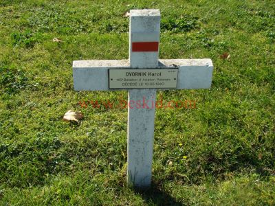 DWORNIK Karol
32 ans
Né 03.11.1907
Décès 10.05.1940 Bron (69) 
Estampille 270/D
Lors du bombardement de l'aéroport de Bron
145ème Bataillon Aviation Polonaise
Soldat
Provenance Lyon-Guillotière 5/3-I-8
Inhumation 30.09.1957 - PV 2244
Carré D - Rang 4 - Tombe 34
Copyright Frania
