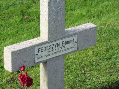 FEDESZYN Edmund
- 25 ans -
Né 11.11.1918 Lwow (Ukraine)
Décès 12.08.1944 Les Baux-Sainte-Croix (27)
Matricule 27376 - M.R. 7F/4 122492
1ère Division Blindée Polonaise
8ème Bataillon Fusiliers Tirailleurs
Caporal
Tombe 5 - Carré I - Rang E
copyright photo Piotr Packowski
copyright Frania
