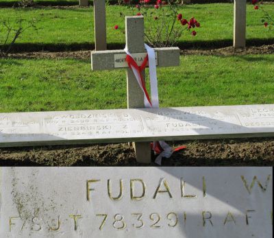 FUDALI Wladyslaw
- 23 ans -
Né 17.02.1920 Rabka Zdroj
Décès 01.07.1944 Beauvilliers (28)
Matricule 783291
Polish Air Force
300ème Escadron Mazowieckie
Sergent Pilote
Lancaster ED814 avec le code sans fil BH-N a été abattu par un chasseur de nuit pendant le bombardement d'une gare à Vierzon (03)
Tombe 3/5 - Rang AA - Carré II
copyright photo Piotr Packowski
copyright Frania
