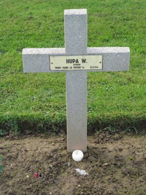 HUPA Wiktor
- 31 ans -
Né 19.10.1912 Zawady Rawicz
Décès 20.08.1944 Mont-Ormel (61)
Matricule 04559
1ère Division Blindée Polonaise
8ème Bataillon Fusiliers Tirailleurs
Aumônier
Décoration : Virtuti Militari
Tombe 2 - Carré V - Rang B
copyright photo Piotr Packowski
copyright Frania
