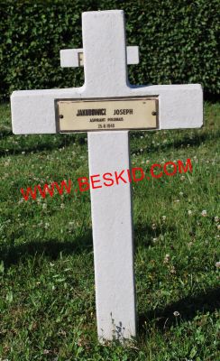 JAKUBOWICZ Joseph
Décès 25.06.1940 Saint-Dié (88)
Inhumation 25.07.1964 - Tombe 50
201ème Régiment Artillerie Lourde (R.A.L.)
Aspirant
copyright Frania 
