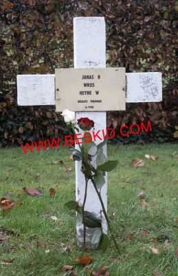 JANAS Brunon
 - 29 ans - Célibataire
Né 01.06.1915 Niedobczyce Rybnik Silésie (PL)
Inhumation 24.06.1964 - Tombe 105
Polish Air Force - Escadron 300
Décédé 02.01.1945 Ville-au-Montois (54) à bord du Lancaster PB 823 avec 
Banys Jan 28 ans - Drozdowicz Romuald 33 ans - Heyne Walenty 26 ans  
Omiotek Wiktor 24 ans - Wrus Maksymilian 36 ans - Zielinski Stefan 28 ans
copyright Frania 
[url=http://www.beskid.com/lancaster.html]Le dernier vol du PB823 [/url] 
