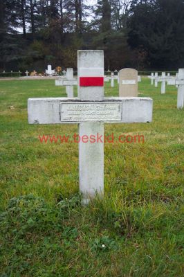 JANKOWSKI Stephan
26 ans - Epouse Pélagie Zaganiacz
Né 24.11.1914 Lünen (D)
Décès 17.03.1941 Pierre-Bénite (69)
(40 chemin du Grand Perron)
1er Dépôt Cavalerie St-Omer (62)
Brigadier
Domicile : Houdain (62)
Naturalisé Français 31.12.1933 avec ses parents Vincent & Andrzejczak & 2 frères Edmond & François 
Provenance Pierre-Bénite (69)
Inhumation 18.11.1957 - PV 2404
Carré A - Rang 15 - Tombe 27
MORT POUR LA FRANCE
Copyright Frania
