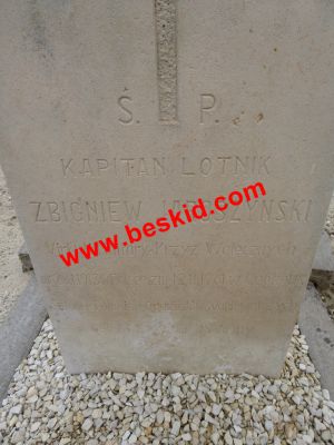 JAROSZYNSKI Zbigniew
Capitaine pilote camp américain de Captieux (33)
Né 23-01-1913 Przeworsk woj.Podkarpackie (PL)
Décès 12-11-1961 Bussac-Forêt (17) Les Landes
Fils de Wlodzimierz & Helena Pietras
Résident à Captieux
48 ans
Décoration : 
Krzyz Walecznych : Croix de la Vaillance
Copyright Frania 
Copyright photo Anusia
