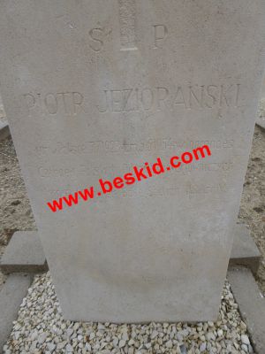 JEZIORANSKI Piotr
Garde au camp américain de Saint-Ustres 
Né 07-07-1923 Bialokiernica Ternopil (Ukraine)
Décès 05-06-1954 Ingrandes (86)
Fils de Mikolaj & Stefania Glosownia
Résident à Ingrandes
30 ans - célibataire
Copyright Frania 
Copyright photo Anusia
