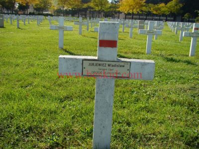 JURJEWICZ Wladyslaw
39 ans - Epouse Radomska Josepha
Né 29.11.1905 Zytomierz (Ukraine)
Fils de Jean & Fedowik Leonilla
Décès 30.12.1944 Lyon 3ème (69)
(Hôpital Edouard Herriot - mort violente)
Sergent-Chef de carrière
Estampille 3447/3
Domicile : 60 bld des Brotteaux Lyon 6ème - mécanicien
Provenance Lyon-Guillotière L.5bis-I-5
Inhumation 21.09.1957 - PV 2067
Carré D - Rang 4 - Tombe 15
Copyright Frania
