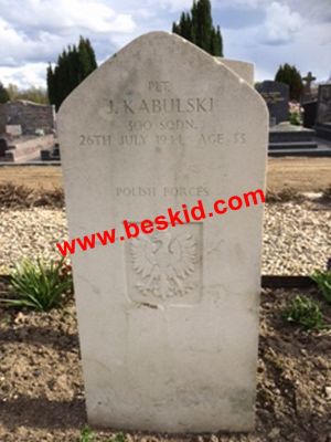 KABULSKI Jan
Né 20.05.1911
Décès 26.07.1944  
33 ans
Matricule P-781380
Polish Air Force
300ème Escadron
Sergent pilote
Avro Lancaster PB252 - MK III - code M
décolla le 25.7.1944 Faldingworth (GB) à Stuttgart (D)
Collision avec un appareil à Lailly-en-Val (45)
MORT POUR LA FRANCE
Tombe 1-B-4
Copyright photo Joseph Lokietek
Copyright Frania
