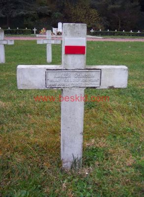 KRAYZER Stanislaw (Kajzer)
41 ans
Né 05.05.1903 Leszkowice Lubelskie (PL)
Fils d’Andrzej & Gruska Rozalia
Décès 20.07.1944 La Versanne (42)
Les Loges de Montheux
(Fusillé - crâne fracturé)
315ème Bataillon Polonais - Soldat 
Forces Françaises Intérieures
Domicile : La Ricamarie (42)
Provenance La Ricamarie (42)
Inhumation 21.10.1958 - PV 2921
Carré A - Rang 18 - Tombe 13
MORT POUR LA FRANCE
Copyright Frania
