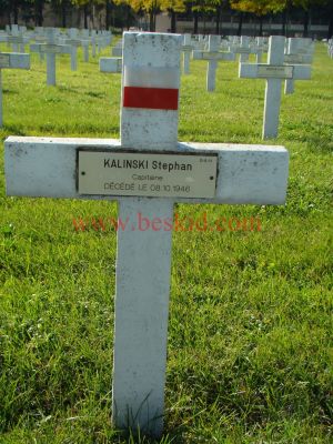 KALINSKI Stephan
53 ans - Epouse Irena Kalinska de
Cracovie rue Podbrzezie 5/6
Né 01.07.1892 Cracovie Krakow Malopolskie (PL)
Décès 08.10.1946 Autun (71)
Place du Champ de Mars
Capitaine Mission Polonaise à Paris
Provenance d’Autun (71)
Inhumation 04.06.1964 - PV aucun
Carré D - Rang 5 - Tombe 11
Copyright Frania
