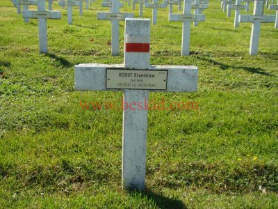 KOGUT Stanislaw
26 ans - célibataire 
Né 20.10.1916 Lansing Ohio (USA)
Fils de Jan
Décès 05.06.1940
Estampille 323/D
145ème Bataillon Aviation Polonaise
Sous-lieutenant 
Domicile : Bobrowniki Male (Tarnow) Malopolskie (PL)
Provenance Lyon-Guillotière 5/3-I-22
Inhumation 30.09.1957 - PV 2233
Carré D - Rang 4 - Tombe 23
Copyright Frania
