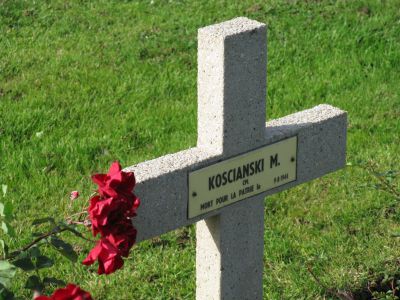 KOSCIANSKI Michal
- 29 ans -
Né 21.09.1914 Sierczew Jarocin
Décès 09.08.1944 Soignolles (14)
Matricule 23065
1ère Division Blindée Polonaise
1er Régiment Blindé
Caporal
Tombe 2 - Carré IV - Rang H
copyright photo Piotr Packowski
copyright Frania

