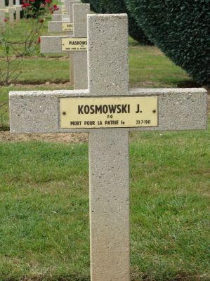 KOSMOWSKI Janusz Bogdan
- 25 ans -
Né 02.03.1916 Warszawa
Décès 23.07.1941 Hubersent (62)
1ère Division Blindée Polonaise
Matricule P0716
Royal Air Force Polonaise
306ème Escadron Torunski
Lieutenant
S’est écrasé avec Spitfire P 8334 UZ-E frappé par des câbles haute tension
Inscrit sur monument Polonais Northolt (GB)
Tombe 12 - Carré II - Rang AA
copyright photo Piotr Packowski
copyright Frania
