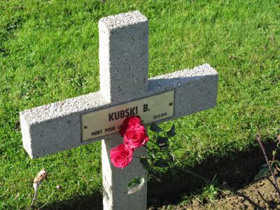 KUBSKI Boleslaw
- 34 ans -
Né 29.12.1909 Biala Wielun
Décès 20.08.1944 Les Moutiers-en-Auge (14)
Matricule 2117
1ère Division Blindée Polonaise
Bataillon Communication
Canonnier
Tombe 5 - Carré I - Rang F
copyright photo Piotr Packowski
copyright Frania
