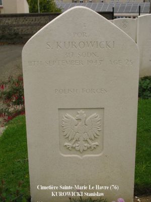KUROWICKI Stanislaw
Cimetière Sainte-Marie Le Havre (76)
- 25 ans -
Né 22.05.1918 Kotelnia (Russie)
Décès 11.09.1943 Villers-Ecalles (76)
R.A.F. Polish
Lieutenant Pilote
Matricule P 1760
317ème Escadron
Super-marine Spitfire VB n° Le BL 406. Abattu par FW 190 et s'est écrasé près de Villers-Ecalles (76)
Carré 67 - Rang G - Tombe 1
copyright Frania
