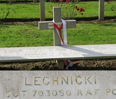 LECHNICKI Klemens Felicjan
- 26 ans -
Né 21.06.1918 Serebrysczce Chelm Lubelski
Décès 01.07.1944 Beauvilliers (28)
Matricule 703050
Polish Air Force
300ème Escadron Mazowieckie
Sergent
Lancaster ED814 avec le code sans fil BH-N a été abattu par un chasseur de nuit pendant le bombardement d'une gare à Vierzon (03)
Tombe 3/5 - Rang AA - Carré II
copyright photo Piotr Packowski
copyright Frania
