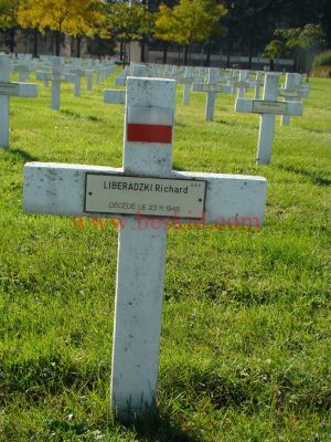 LIBERADZKI Ryszard
19 ans - célibataire
Né 10.01.1926 Varsovie Mazowieckie
Fils Ladislas & Feliksa Swietochowska
Décès 23.11.1945 Clermont-Ferrand (63)
(31 avenue d’Italie)
Armée Polonaise
Soldat
Domicile Camp de la Courtine (23)
Provenance Clermont-Ferrand (Ferrand) (63)
Inhumation 10.01.1964 - PV 28/3574
Carré D - Rang 5 - Tombe 5
Copyright Frania
