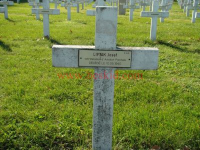 LIPTAK Jozef
33 ans
Né 01.06.1907
Décès 10.05.1940 Bron (69) 
Lors du bombardement de l'aéroport de Bron
145ème Bataillon Aviation Polonaise
Sergent mécanicien
Estampille 277/D
Provenance Lyon-Guillotière 5/3-I-15
Inhumation 30.09.1957 - PV 2239
Carré D - Rang 4 - Tombe 29
Copyright Frania

