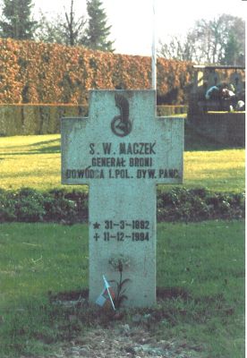 MACZEK Stanislaw
Né 31-03-1882 Szczarec (Lwow)
Fils Witold (avocat) & Muller Anna
1914/1918 militaire sous le drapeau autrichien
1939/1945 Général de la 1ère DIVISION BLINDEE POLONAISE
Héros de la poche de Falaise-Chambois (14)
Décoré de la plus Haute Distinction Polonaise : Ordre AIGLE BLANC
26-02-1945 décoré par le Maréchal Juin sous l'Arc de Triomphe à Paris de la Légion d'Honneur :
Commandeur & Croix de Guerre avec Palmes
Décès 11-12-1994 Edimbourg (GB)
102 ans
Un musée lui est consacré à Breda
Copyright Frania
