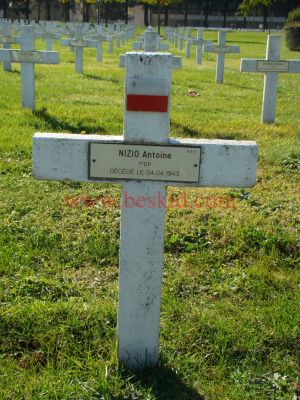 NIZIO Antoine
32 ans - Epouse Marie Oleszczak
Né 10.02.1910 (PL)
Fils Thomas & Marie Roik
Décès 04.04.1943 St-Hilaire-du-Touvet (38)
1ère Division Blindée Polonaise
Soldat 2ème classe
Charron à La Vayssière par Flavin (12)
Provenance St-Hilaire-du-Touvet (38)
Inhumation 15.07.1958 - PV 2717
Carré D - Rang 5 - Tombe 2
Copyright Frania
