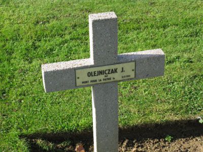 OLEJNICZAK Jan
- 31 ans -
Né 21.06.1913 Bieganow Sroda
Décès 16.08.1944 Jort (14)
Matricule 10549
1ère Division Blindée Polonaise
24ème Régiment Cavalerie
Sergent Lancier
Tombe 1 - Carré VI - Rang A
copyright photo Piotr Packowski
copyright Frania
