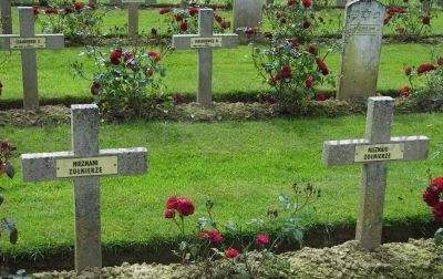 OLESKIEWICZ Bazil
- 20 ans -
Né 15.02.1923 Ostaszyn Nieswiez
Décès 11.08.1944 Estrées-la-Campagne (14)
Matricule 27142
1ère Division Blindée Polonaise
8ème Bataillon 
Fusilier Tirailleur
Sergent
Tombe 8 - Carré I - Rang E
copyright photo Piotr Packowski
copyright Frania
