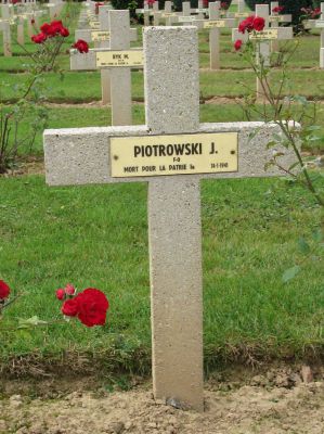 PIOTROWSKI Jozef
- 28 ans -
Né 12.01.1916 Stanislawow
Décès 14.01.1944 Coyecques (62)
Polish Air Force
308ème Escadron Krakowskie
Lieutenant
Spitfire IX P1412
Abattu par un chasseur sur Saint-Omer (62) avec Spitfire MH927 causé par un JG26
Tombe 10 - Carré II - Rang AA
copyright photo Piotr Packowski
copyright Frania
