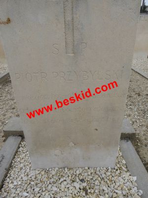 PRZYBYLSKI Piotr
Caporal au Labor Service de l'Armée Américaine
Né 24-11-1924 Kruszwica woj.Kujawsko-Pomorskie
Décès 03-12-1956 Varaize lieu-dit le Fourat (17)
Résident St-Jean-d 'Angely (17) Caserne Voyer
Fils de Mateusz & Franciszka Grzechowiak
32 ans - célibataire
Copyright Frania 
Copyright photo Anusia
