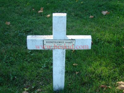 ROZMYSLEWICZ Jozef
33 ans - célibataire
Né 28.02.1910 Lwow (Ukraine)
Fils Pierre & Maria Rocyk
Décès 23.02.1944 La Tronche (38)
(Hôpital militaire)
8ème Régiment Infanterie Polonais
Aspirant étudiant 
Domicile Lwow (Ukraine)
Provenance La Tronche (Sablon) (38)
Inhumation 15.07.1958 - PV 2684
Carré D - Rang 4 - Tombe 46
Copyright Frania
