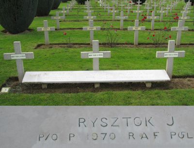 RYSZTOK Jan
 - 23 ans -
Né 15.11.1918 Swieciekow Janow
Décès 15.10.1942 Campigny (76)
Polish Air Force
Matricule P 1970
18ème Unité de Formation Opérationnelle OTU
Sous-Lieutenant
Wellington Z 1482 se perd dans un vol d'entraînement chargé de bombes. Les cinq membres ont péri
Tombe 1/3 - Rang AA - Carré III
copyright photo Piotr Packowski
copyright Frania
