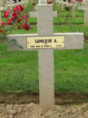 SAMOJLUK Antoni
- 22 ans -
Né 21.07.1922 Chopinow Luck
Décès 08.08.1944 Cormelles (14)
(Hôpital) blessé 
Matricule 27463
1ère Division Blindée Polonaise
1er Régiment d’Artillerie
Tireur
Tombe 9 - Carré I - Rang B
copyright photo Piotr Packowski
copyright Frania
