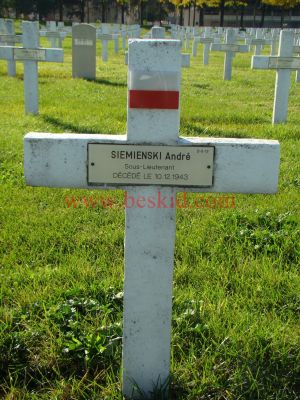SIEMENSKI Andrzej (Comte) 
24 ans - célibataire 
Né 30.03.1918 Krzeszowice Malopolskie (PL)
Fils Stanislaw Jan Comte & Potocka Krystyna Comtesse
Décès 10.12.1943 La Tronche (38) acte 1026
Clinique des Alpes
Sous-lieutenant 
Domicile Assy (74)
Provenance La Tronche (38) (Sablon) caveau Coudray
Inhumation 02.12.1970 - PV ?
Carré D - Rang 5 - Tombe 12
Copyright Frania
