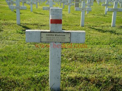 SIKORA Wladyslaw
28 ans - époux de Chomik Rozalia
Né 20.08.1914 Wolica (PL)
Fils de Pawel & Maczka Jozefa
Décès 30.01.1943 Lyon 3ème (69)
(Hôpital Desgenettes)
Ulica Sandomierska Tarnobrzeg Podkarpackie (PL)
Estampille 302/3
2ème Régiment Infanterie Polonais
Caporal-Chef
Provenance Lyon-Guillotière 6/3-6-25
Inhumation 30.09.1957 - PV 2194
Carré D - Rang 4 - Tombe 20
Copyright Frania
