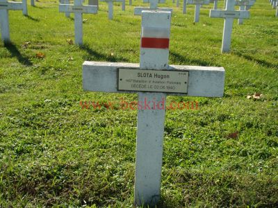 SLOTA Hugon
33 ans - époux de Stanislawa
Né 27.12.1906 Nowy Parczew Wlodawa Lubelskie (PL)
Décès 02.06.1940 Bron (69)
Domicile Nowy Parczew Wlodawa Lubelskie (PL) 
Estampille 313/D
145ème Bataillon Aviation Polonaise
Soldat ouvrier
Provenance Lyon-Guillotière 5/3-1-18
Inhumation 30.09.1957 - PV 2236
Carré D - Rang 4 - Tombe 26
Copyright Frania
