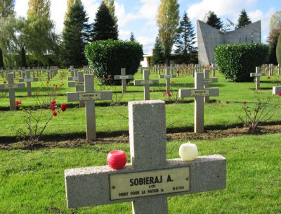 SOBIERAJ Antoni
- 28 ans -
Né 29.09.1915 Ickern (D)
Décès 18.08.1944 Les Moutiers-en-Auge (14)
Matricule 8367
1ère Division Blindée Polonaise
Bataillon de Communication
Caporal Tireur
Tombe 10 - Carré I - Rang F
copyright photo Piotr Packowski
copyright Frania
