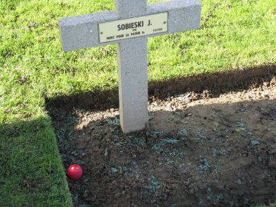 SOBIESKI Jan
- 22 ans -
Né 21.10.1921 Torun
Décès 09.08.1944 Cintheaux (14)
Matricule 28527
1ère Division Blindée Polonaise
Escadron Indépendant
Lancier
Tombe 1 - Carré III - Rang D
copyright photo Piotr Packowski
copyright Frania
