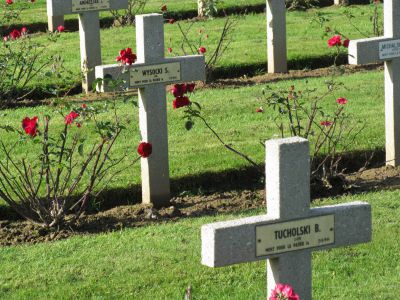 TUCHOLSKI Bogdan
- 30 ans -
Né 27.12.1913 Mikaszewicze Luniniec
Décès 21.08.1944 Coudehard (61)
Matricule 32678
1ère Division Blindée Polonaise
8ème Bataillon Fusiliers Tirailleurs
Caporal Tireur
Tombe 4 - Carré V - Rang B
copyright photo Piotr Packowski
copyright Frania
