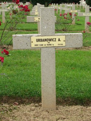 URBANOWICZ Antoni
- 25 ans -
Né 10.02.1919 Wangi Lida
Décès 31.08.1944 
Matricule 25967
1ère Division Blindée Polonaise
9ème Bataillon Fusiliers Tirailleurs
Tireur
Décoration : Krzyz Walecznych
Tombe 11 - Carré I - Rang A
copyright photo Piotr Packowski
copyright Frania
